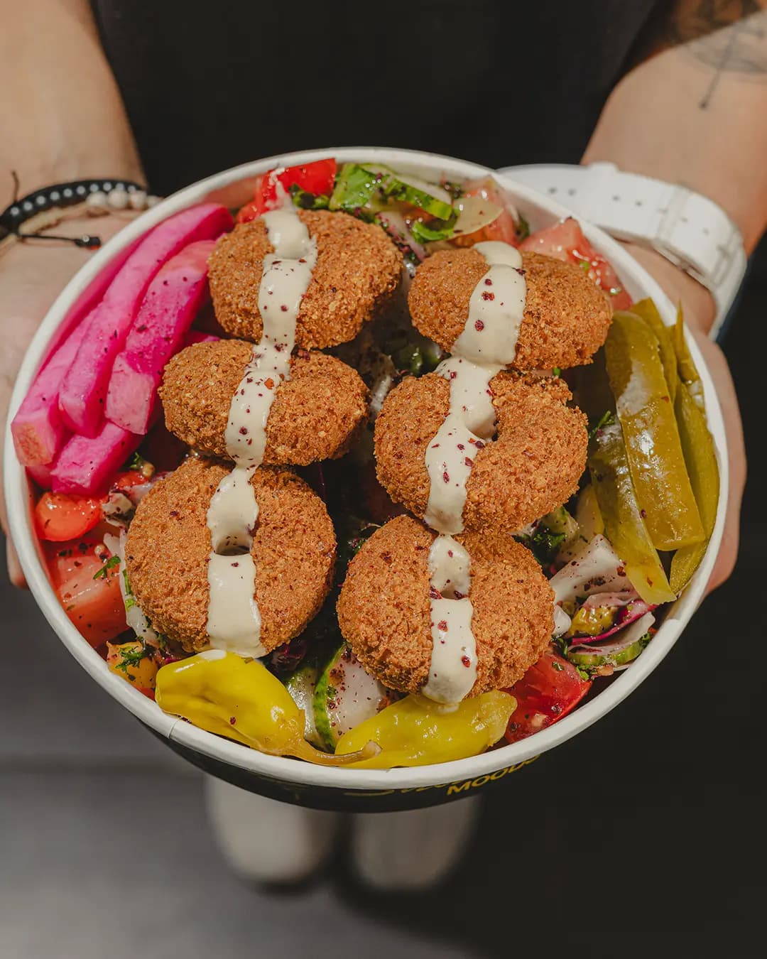 Bol de falafel avec marinades et tahini