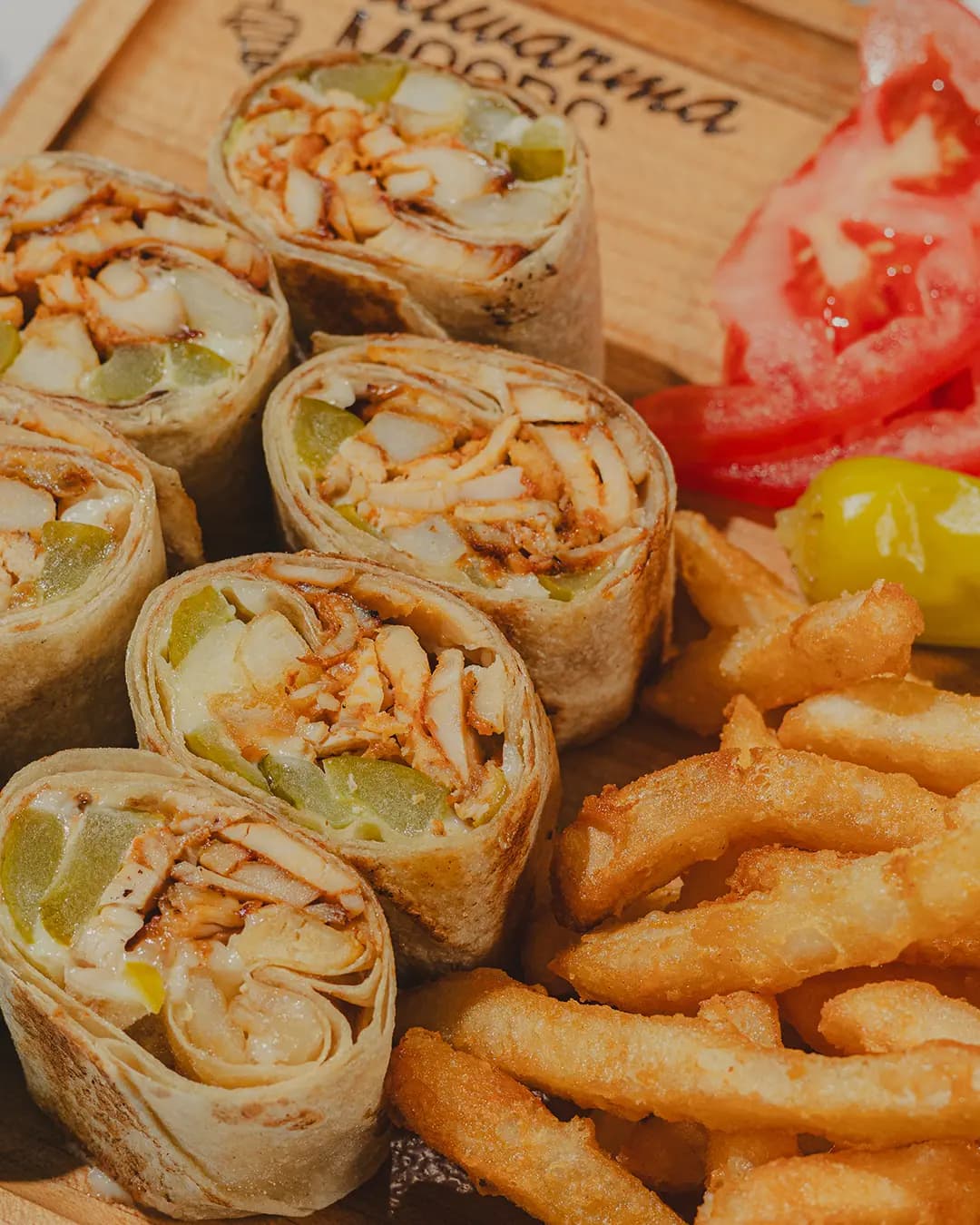 Wraps saj tranchés sur une planche de bois