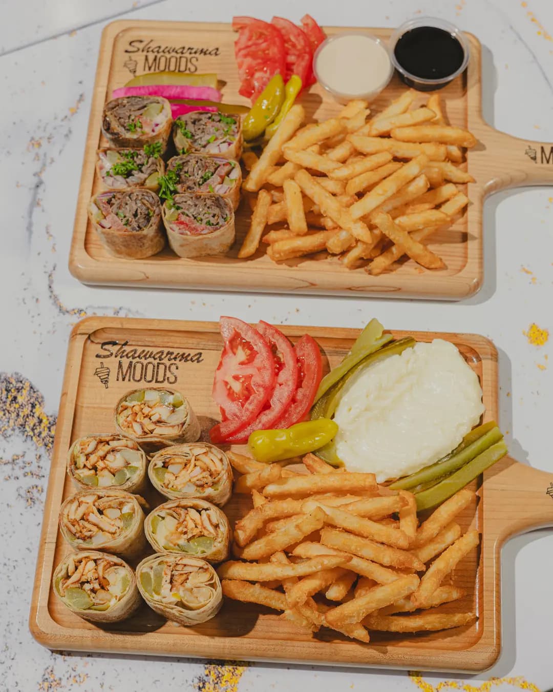 Deux planches de wraps saj avec frites et sauces